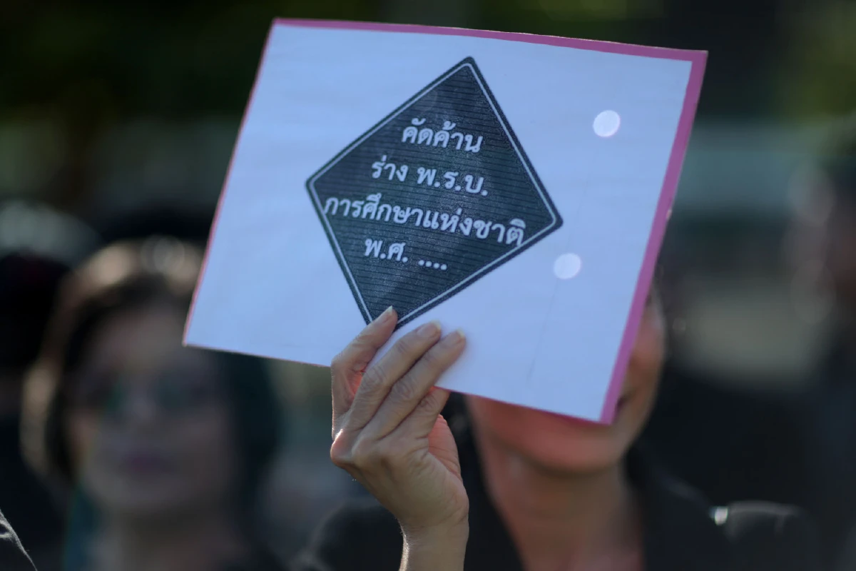 ครูทั่วประเทศแต่งดำบุกสภายื่นหนังสือคัดค้านพ.ร.บ.การศึกษาฯฉบับใหม่