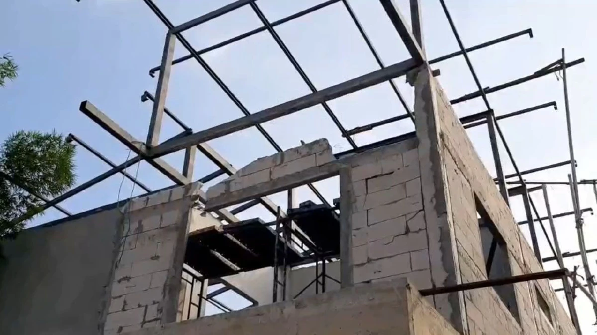 แผ่นปูนขนาดใหญ่ตกใส่หัวคนงานก่อสร้างชาวเมียนมาบาดเจ็บสาหัส