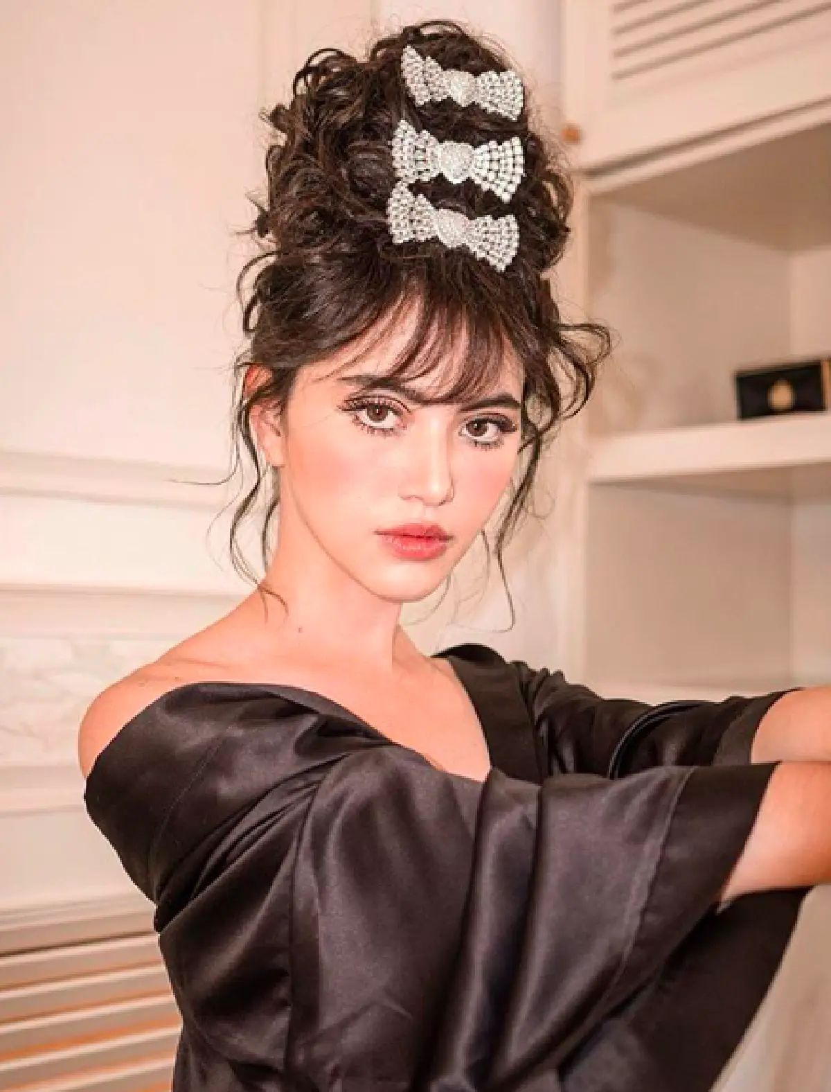 สวยตาหลุด "ใหม่ ดาวิกา” ร่วมเดินแฟชั่นโชว์กับลุคที่ดูแปลกไปอีกแบบ แต่ยังคงความสวย