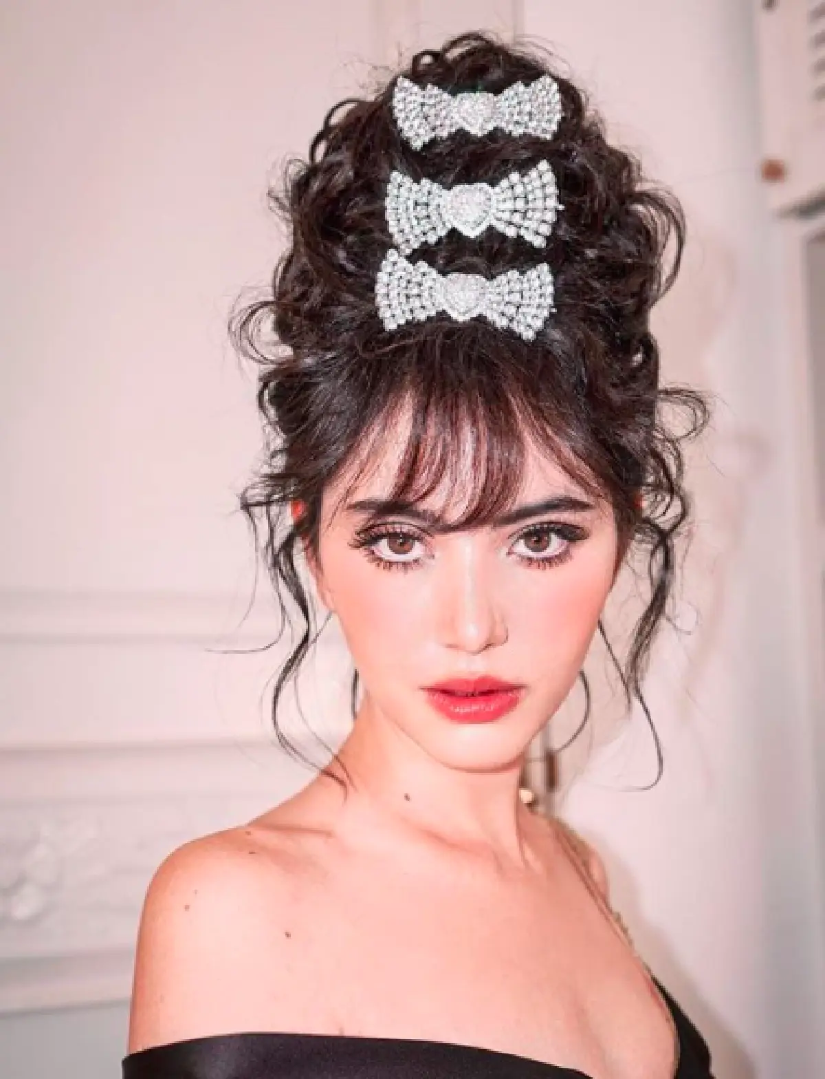 สวยตาหลุด "ใหม่ ดาวิกา” ร่วมเดินแฟชั่นโชว์กับลุคที่ดูแปลกไปอีกแบบ แต่ยังคงความสวย