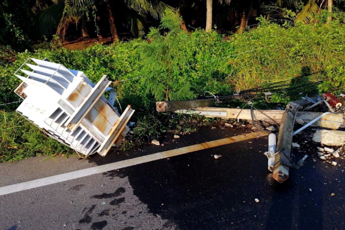 ลมพายุฝนกระหน่ำบ้านแหลม เสาไฟฟ้าล้มหม้อแปลงพัง กฟภ.เพชรบุรีเร่งกู้ระบบ