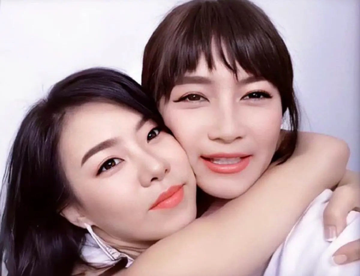 “บี-คริส” คัมแบ็ก! กับชอตเด็ดทั้งกอด-หอมแก้มกันแบบรัวๆ