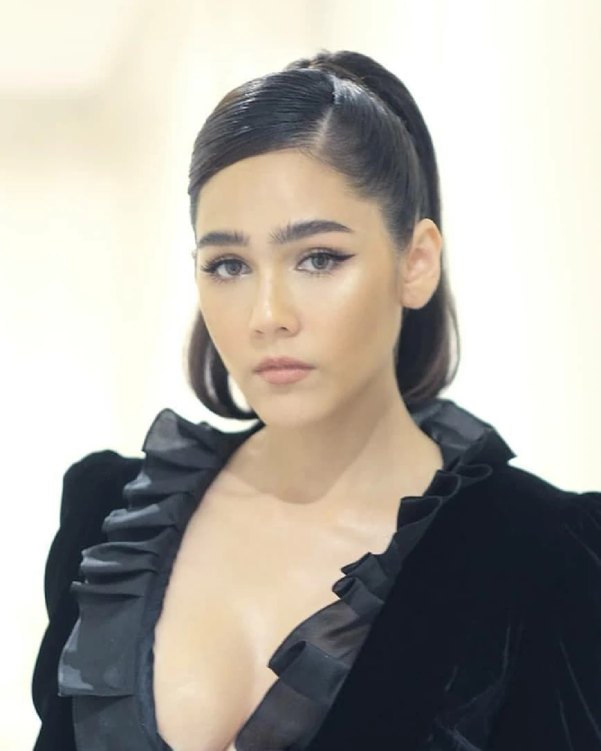 ที่สุดไปเลยแม่! "ชมพู่ อารยา" ขออวดลุคแซ่บในชุดเดรสคว้านลึกมาก