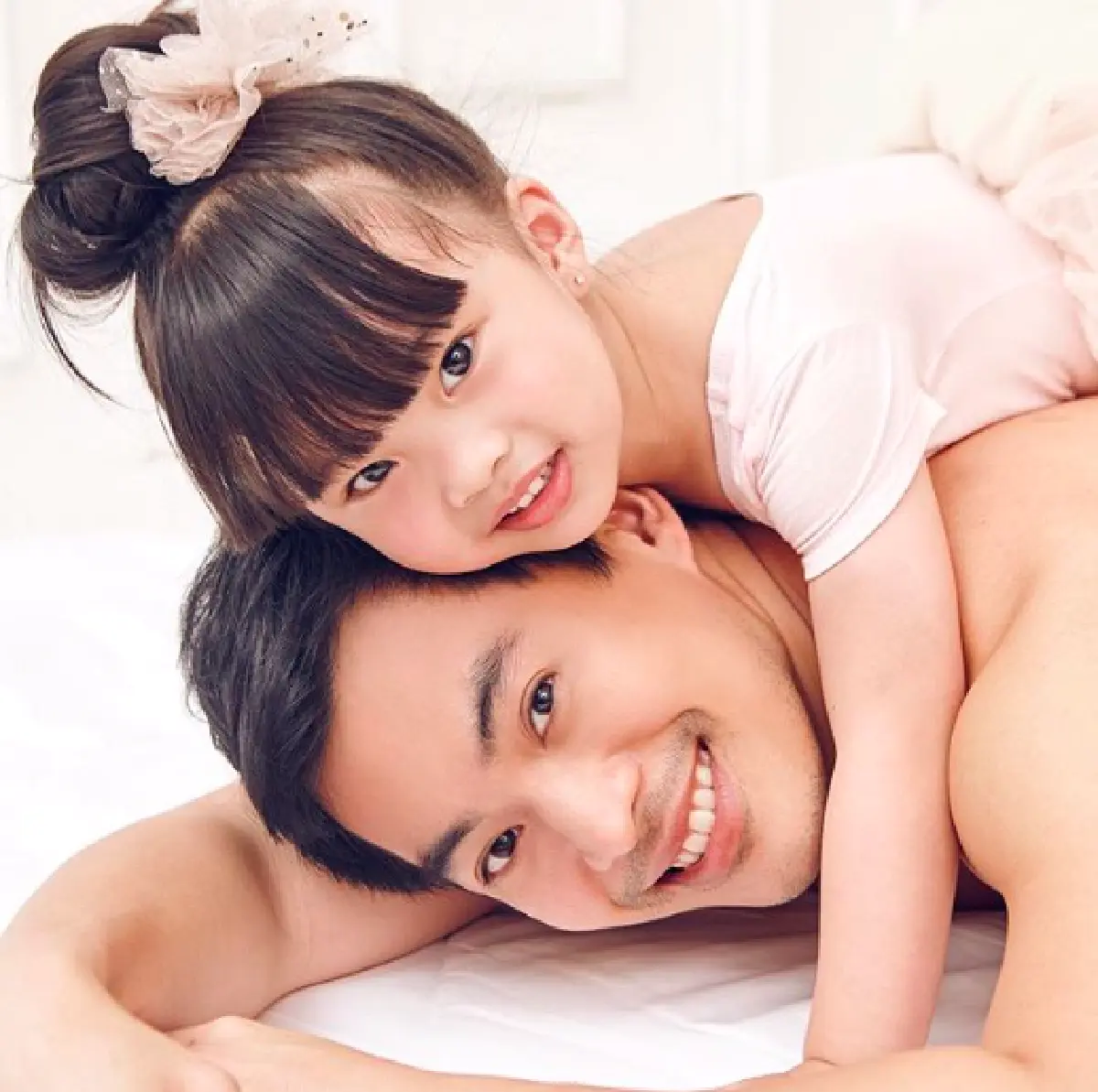 "แนน ปิยะดา” ควงสามี “ไฮโซกึ้ย” และลูกสาว “น้องนาฬา” ถ่ายภาพก่อนคลอดลูกคนที่ 2