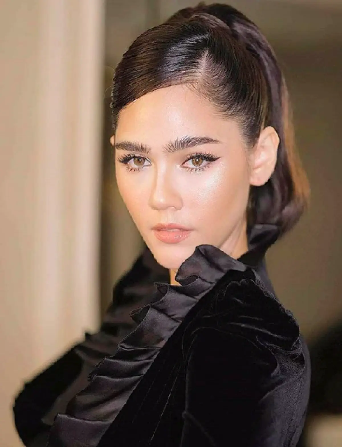 ที่สุดไปเลยแม่! "ชมพู่ อารยา" ขออวดลุคแซ่บในชุดเดรสคว้านลึกมาก