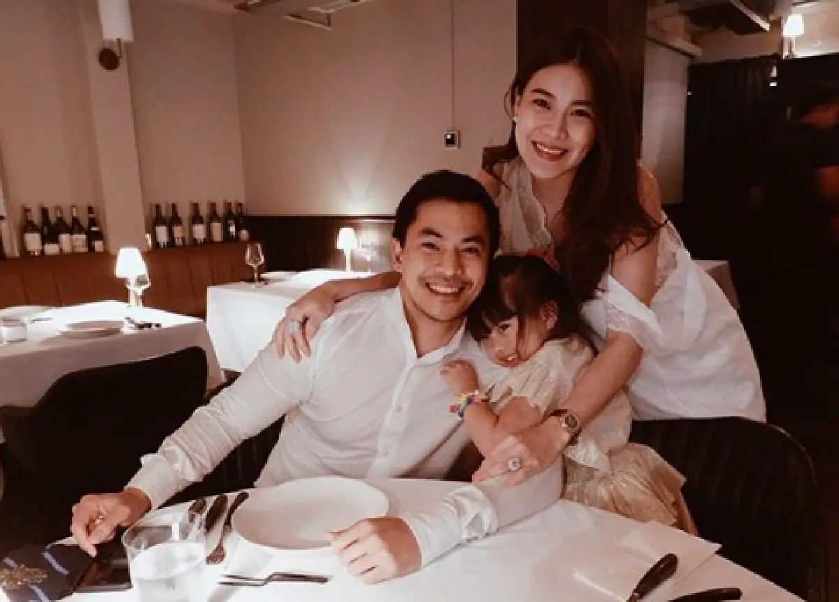 "แนน ปิยะดา” ควงสามี “ไฮโซกึ้ย” และลูกสาว “น้องนาฬา” ถ่ายภาพก่อนคลอดลูกคนที่ 2