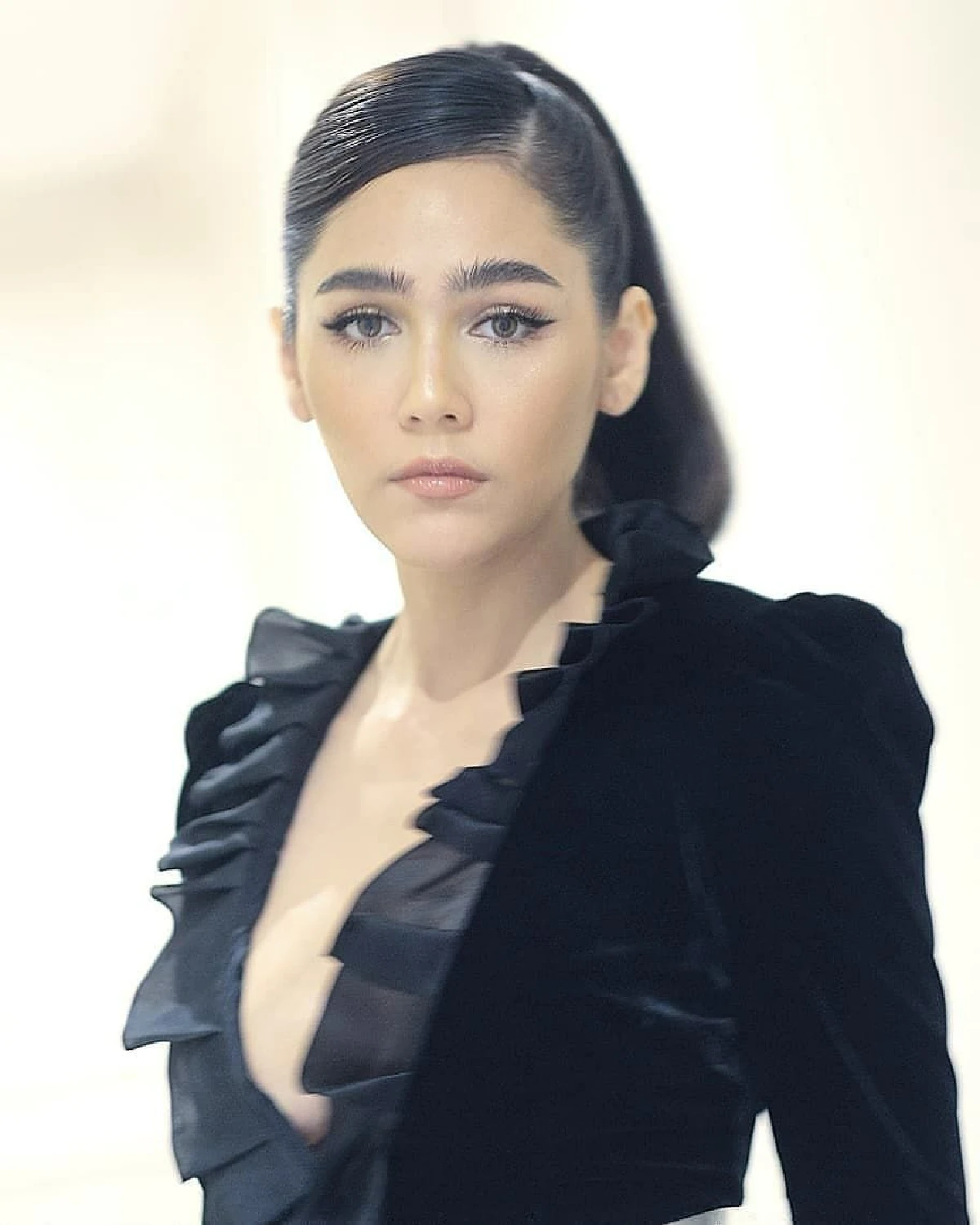 ที่สุดไปเลยแม่! "ชมพู่ อารยา" ขออวดลุคแซ่บในชุดเดรสคว้านลึกมาก