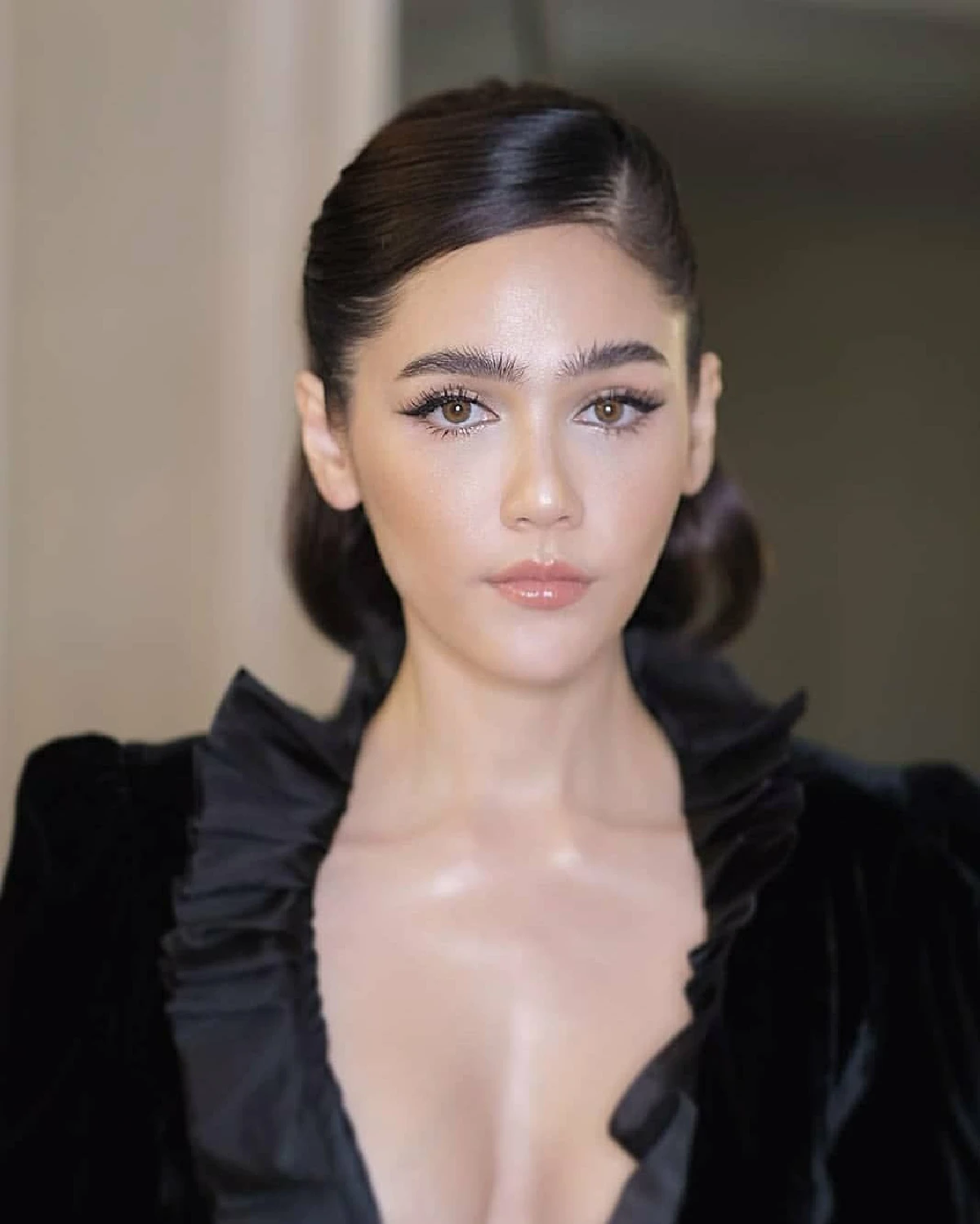 ที่สุดไปเลยแม่! "ชมพู่ อารยา" ขออวดลุคแซ่บในชุดเดรสคว้านลึกมาก