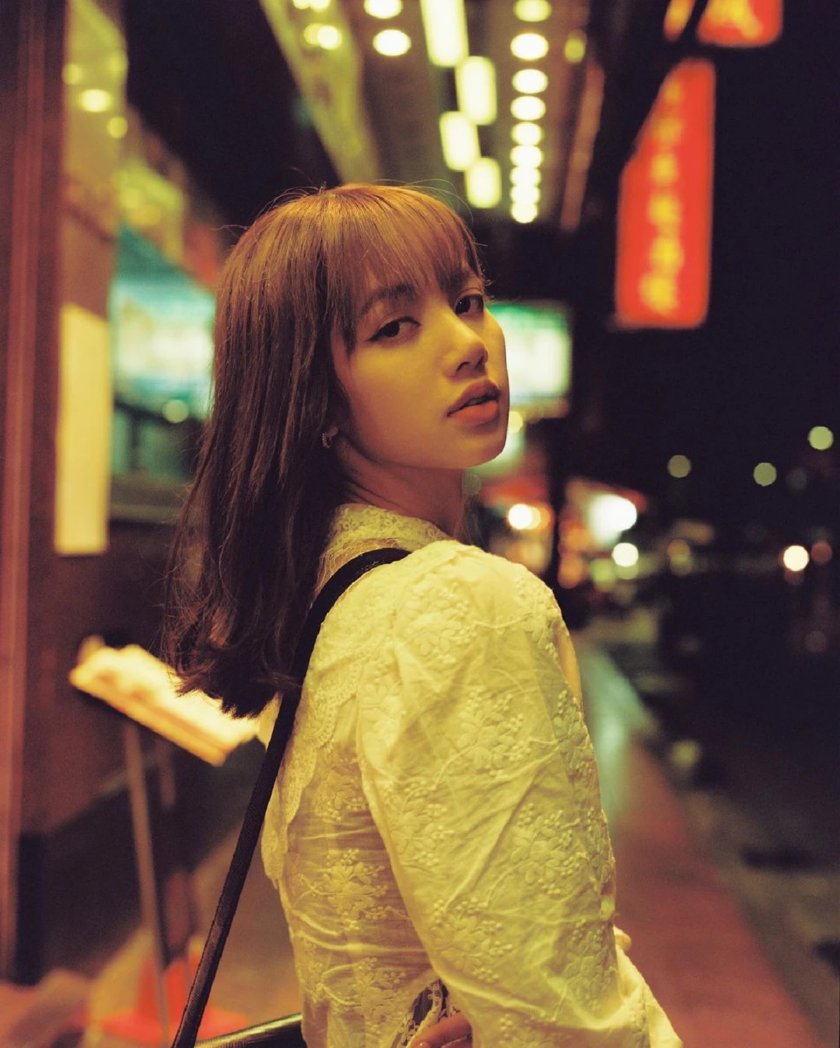 "ลิซ่า BLACKPINK" ถ่ายรูปชิลๆ กลางเยาวราช โพสต์เบาๆ แต่ออร่าความปังแรงมาก