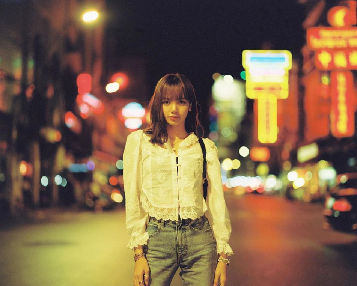 "ลิซ่า BLACKPINK" ถ่ายรูปชิลๆ กลางเยาวราช โพสต์เบาๆ แต่ออร่าความปังแรงมาก