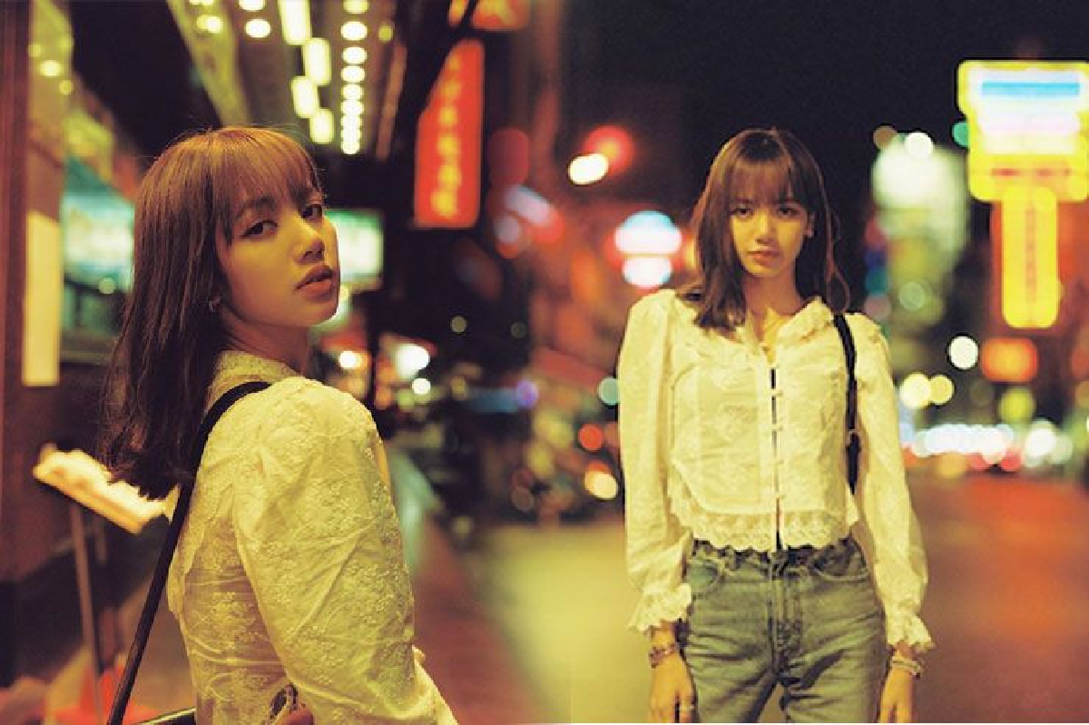 "ลิซ่า BLACKPINK" ถ่ายรูปชิลๆ กลางเยาวราช โพสต์เบาๆ แต่ออร่าความปังแรงมาก "ลิซ่า BLACKPINK" ถ่ายรูปชิลๆ กลางเยาวราช โพสต์เบาๆ แต่ออร่าความปังแรงมาก