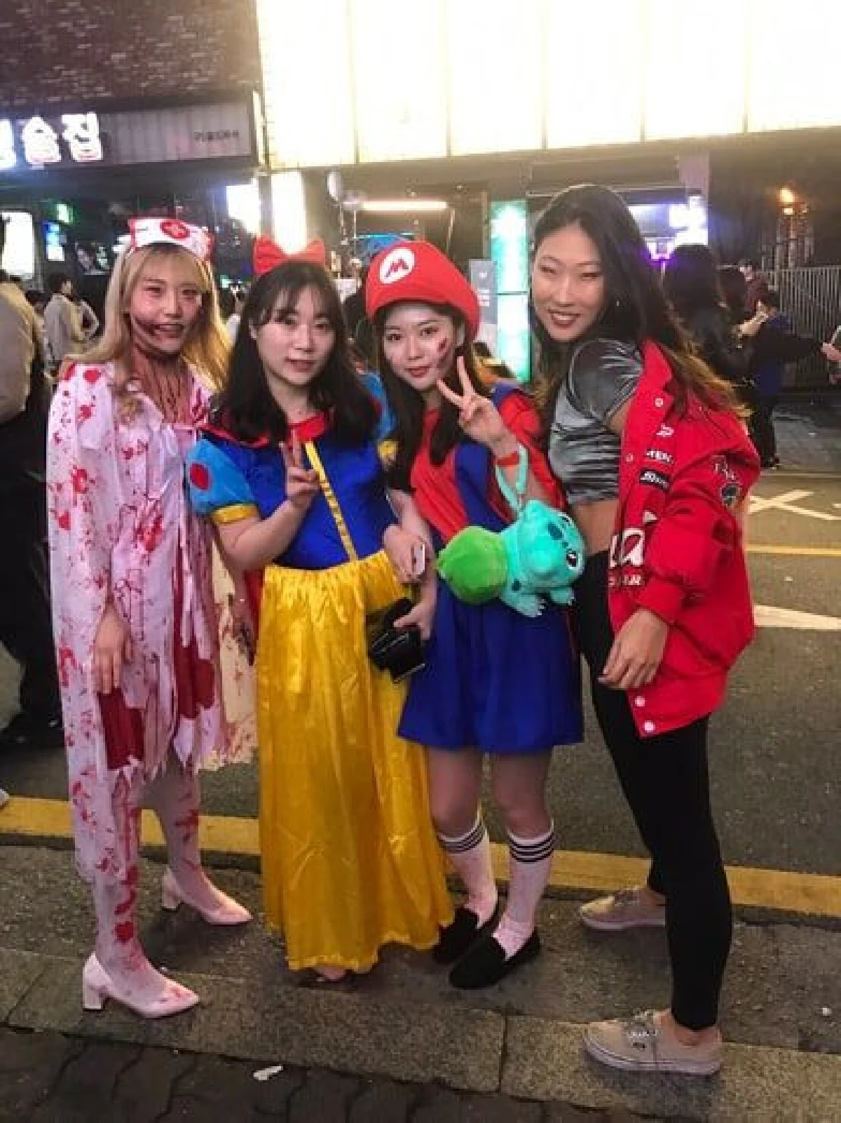 Trick or Treat! เก็บตกภาพวันฮาโลวีนที่ประเทศเกาหลี ณ ย่านอิแทวอน