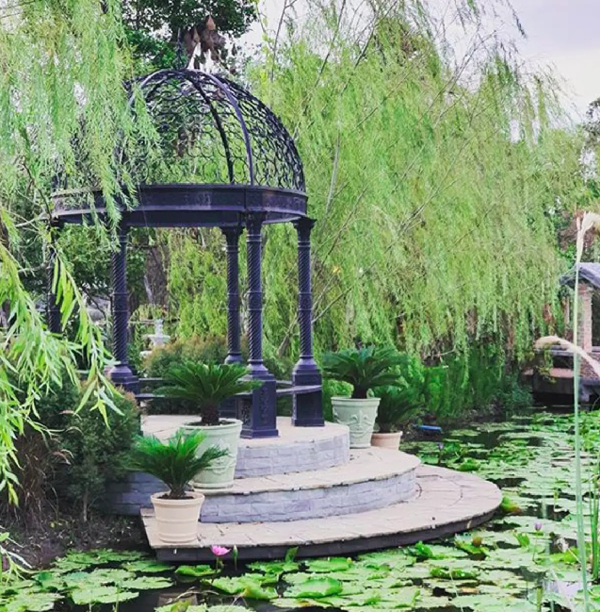 ส่องบ้านสุดหรูหราของ "ป้อม วินิจ" ช่างแต่งหน้าคู่บุญซุปตาร์ บนที่ดิน 4 ไร่  มีสวนสไตล์อังกฤษ