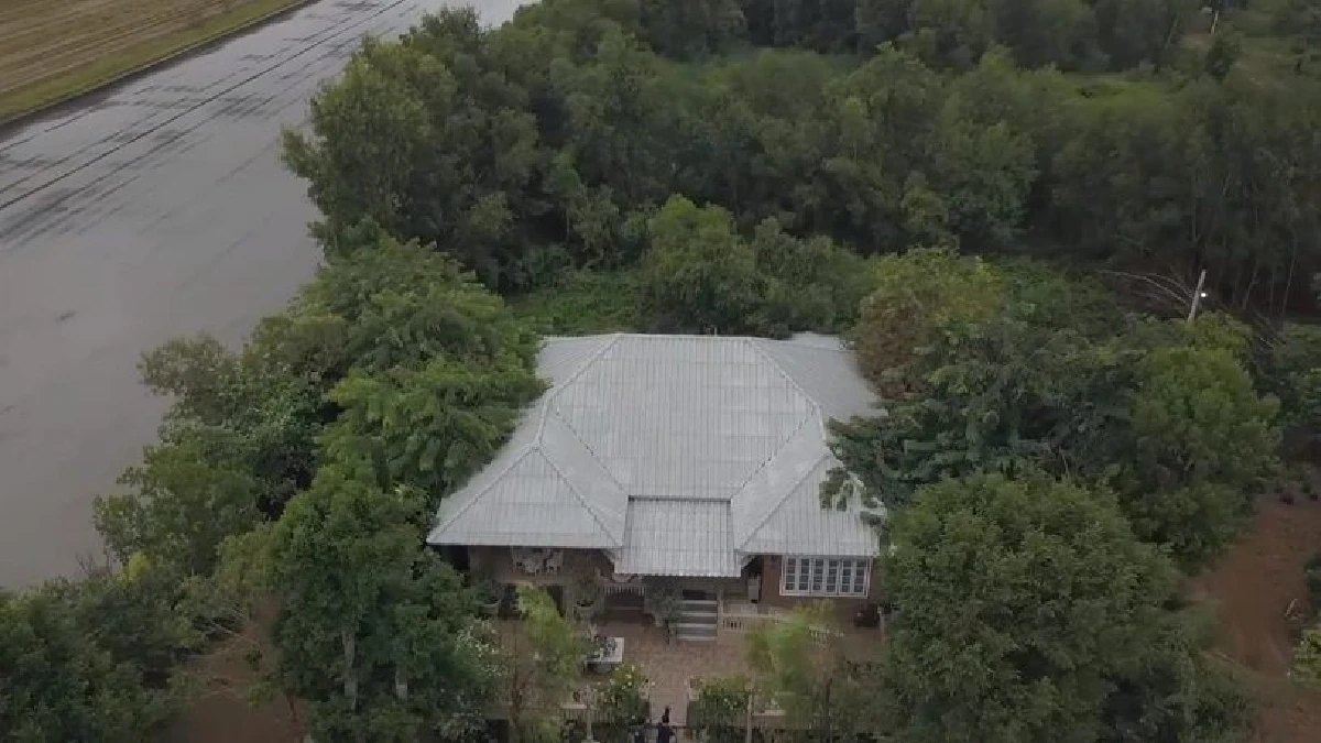 ส่องบ้านสุดหรูหราของ "ป้อม วินิจ" ช่างแต่งหน้าคู่บุญซุปตาร์ บนที่ดิน 4 ไร่  มีสวนสไตล์อังกฤษ