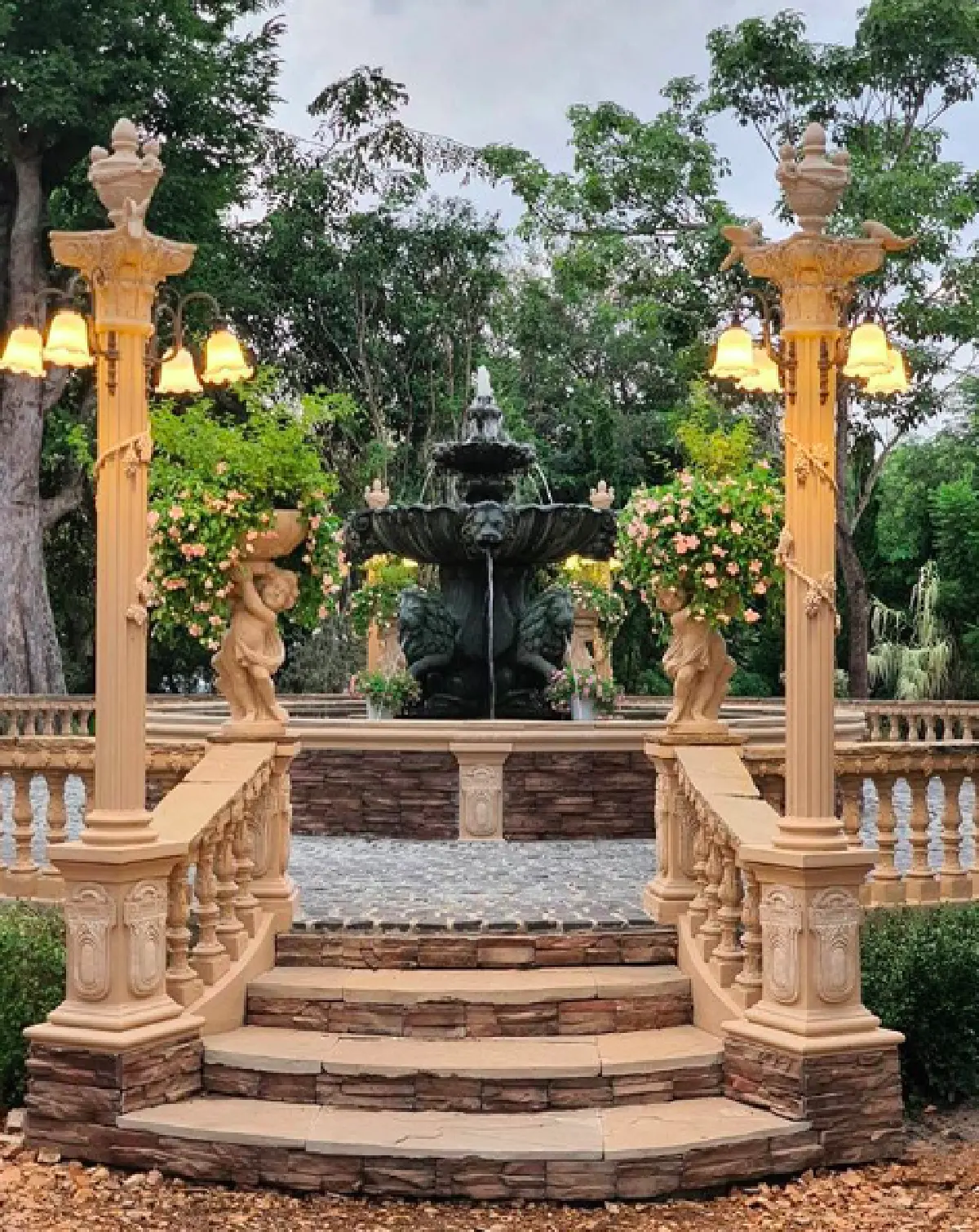 ส่องบ้านสุดหรูหราของ "ป้อม วินิจ" ช่างแต่งหน้าคู่บุญซุปตาร์ บนที่ดิน 4 ไร่  มีสวนสไตล์อังกฤษ