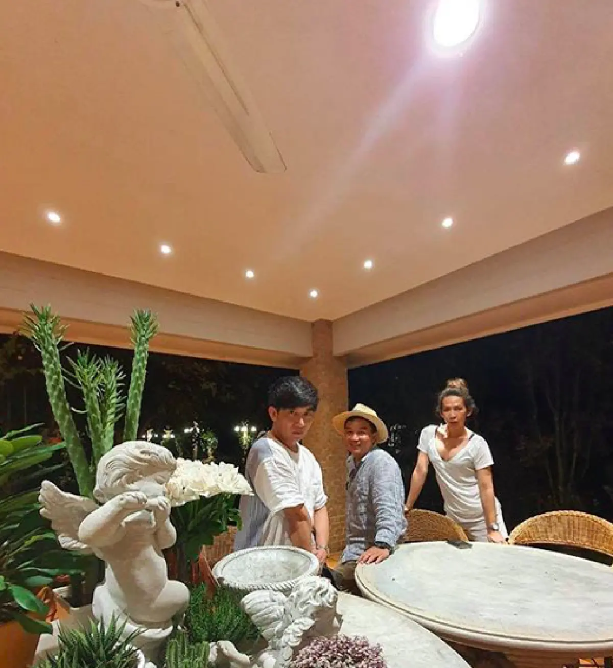 ส่องบ้านสุดหรูหราของ "ป้อม วินิจ" ช่างแต่งหน้าคู่บุญซุปตาร์ บนที่ดิน 4 ไร่  มีสวนสไตล์อังกฤษ