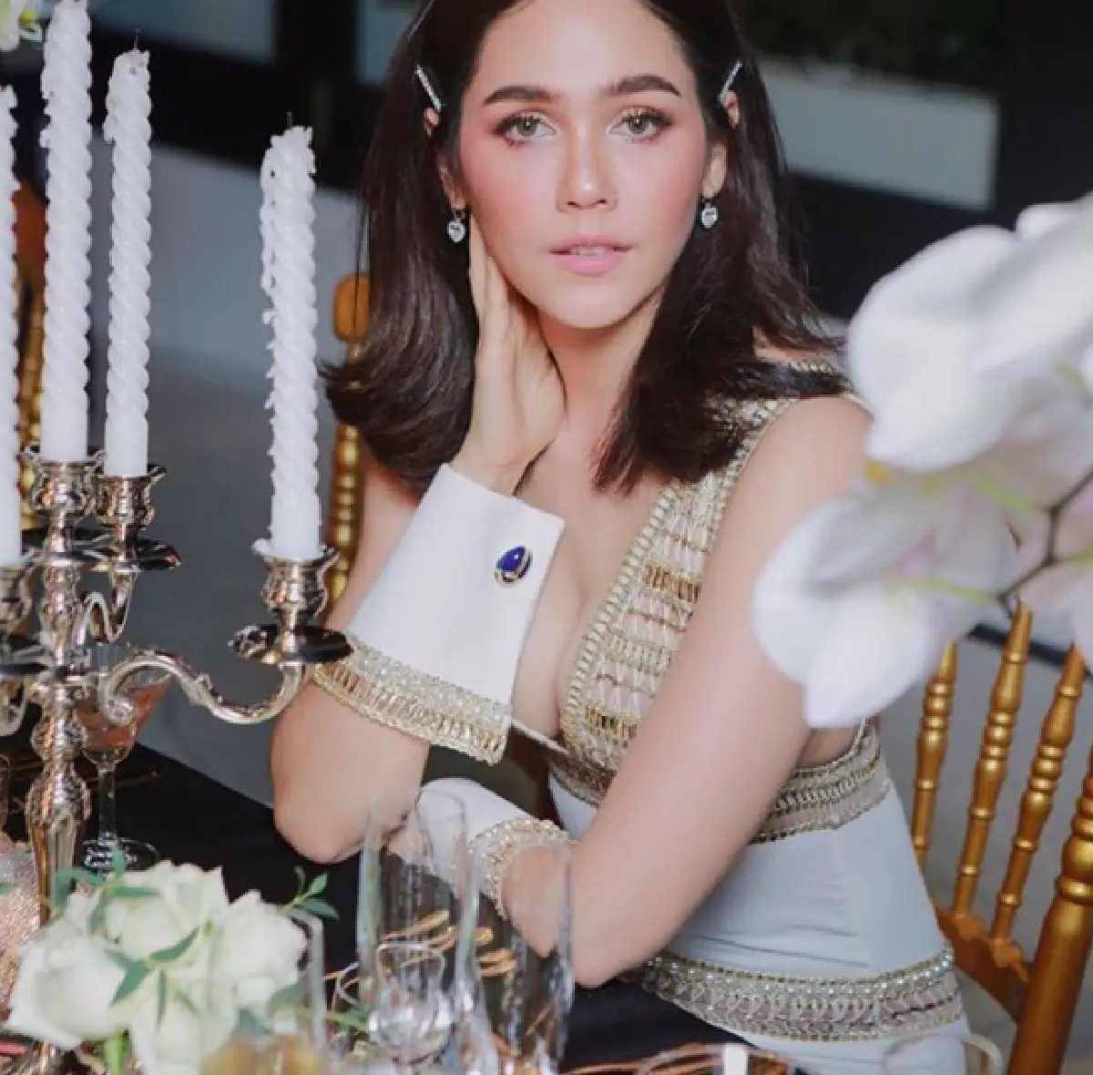 แม่ไม่เคยทำให้ผิดหวัง! “ชมพู่” สร้างความฮือฮาอีกครั้ง กับชุดสุดเซ็กซี่แหวกลึก