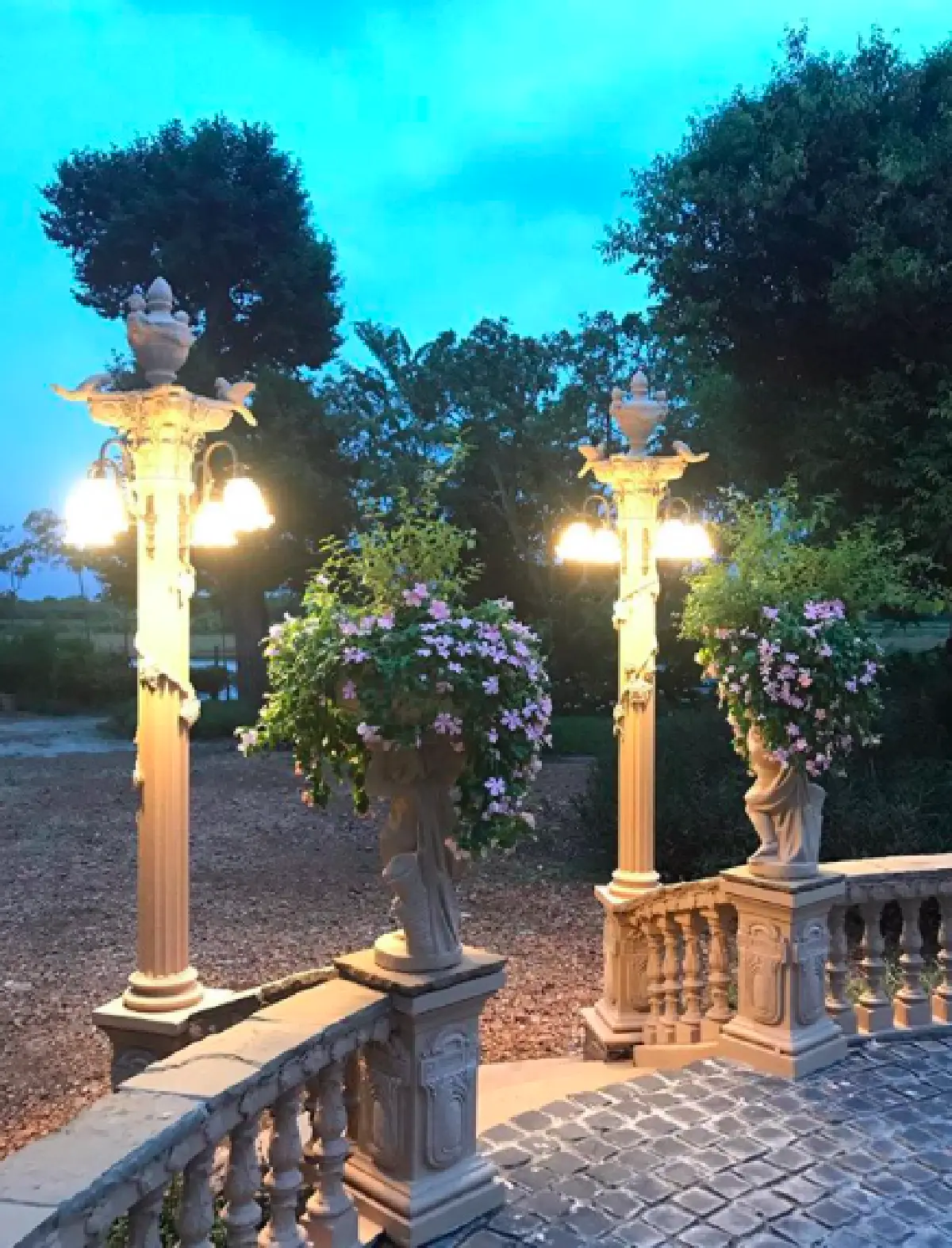 ส่องบ้านสุดหรูหราของ "ป้อม วินิจ" ช่างแต่งหน้าคู่บุญซุปตาร์ บนที่ดิน 4 ไร่  มีสวนสไตล์อังกฤษ