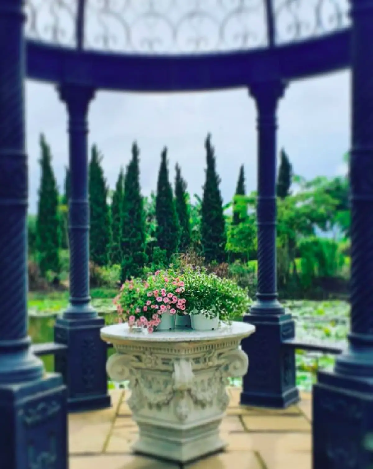 ส่องบ้านสุดหรูหราของ "ป้อม วินิจ" ช่างแต่งหน้าคู่บุญซุปตาร์ บนที่ดิน 4 ไร่  มีสวนสไตล์อังกฤษ