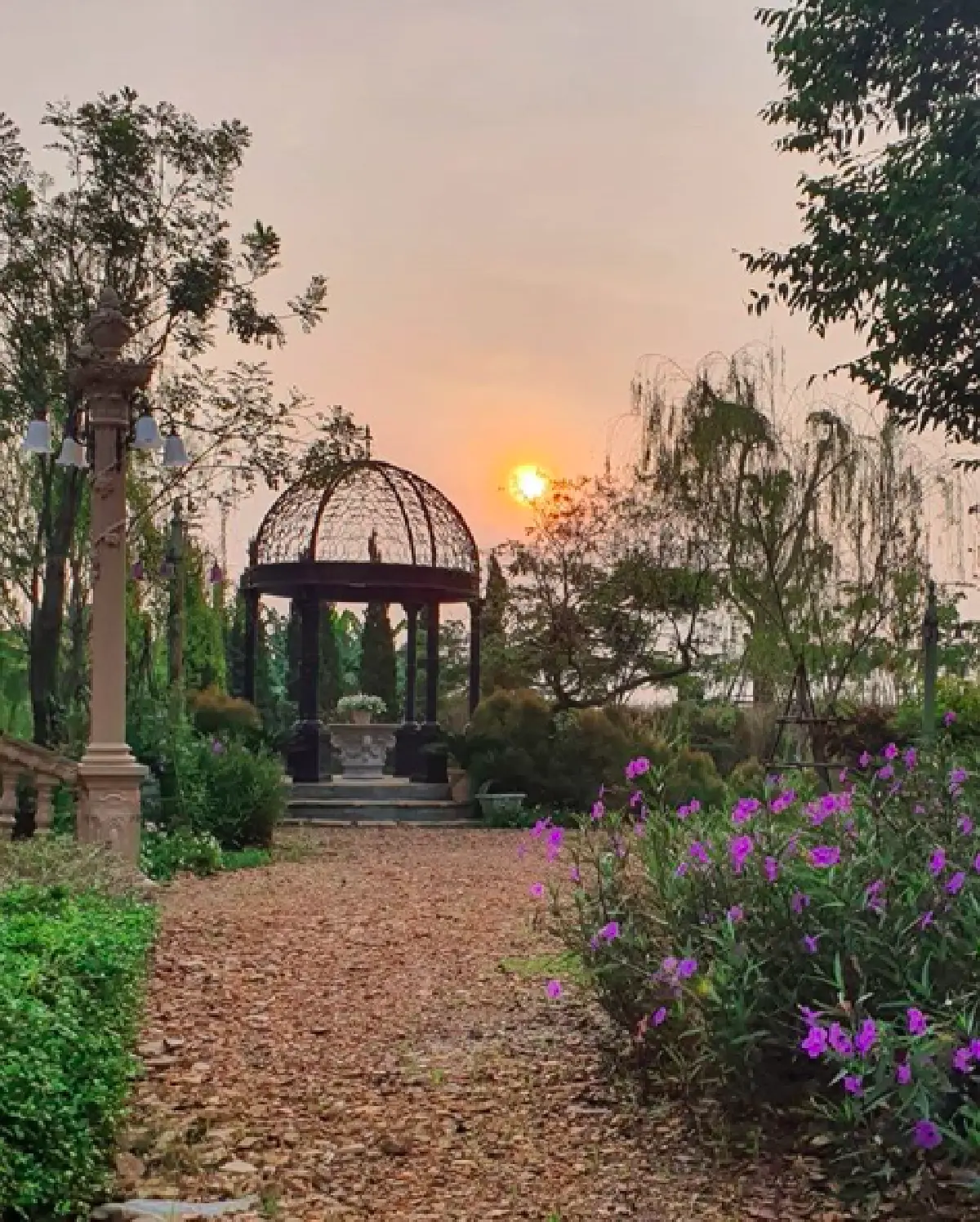 ส่องบ้านสุดหรูหราของ "ป้อม วินิจ" ช่างแต่งหน้าคู่บุญซุปตาร์ บนที่ดิน 4 ไร่  มีสวนสไตล์อังกฤษ