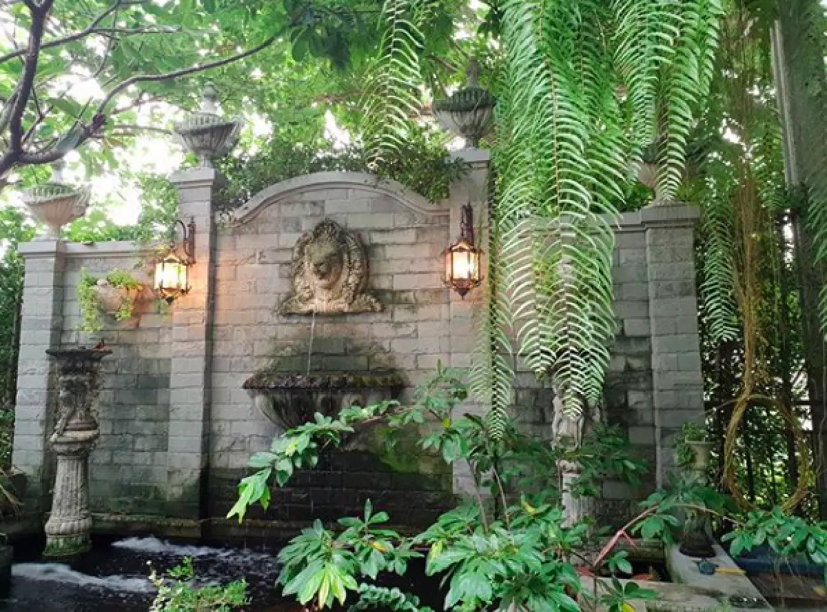 ส่องบ้านสุดหรูหราของ "ป้อม วินิจ" ช่างแต่งหน้าคู่บุญซุปตาร์ บนที่ดิน 4 ไร่  มีสวนสไตล์อังกฤษ