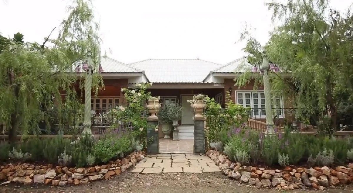 ส่องบ้านสุดหรูหราของ "ป้อม วินิจ" ช่างแต่งหน้าคู่บุญซุปตาร์ บนที่ดิน 4 ไร่  มีสวนสไตล์อังกฤษ