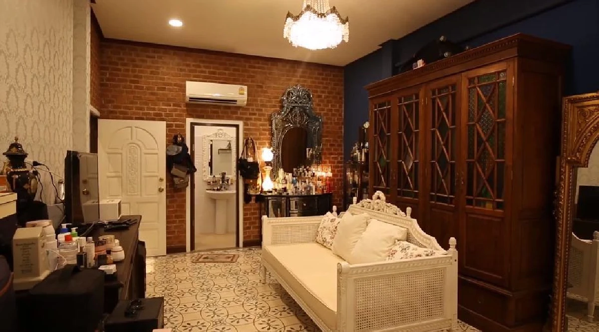 ส่องบ้านสุดหรูหราของ "ป้อม วินิจ" ช่างแต่งหน้าคู่บุญซุปตาร์ บนที่ดิน 4 ไร่  มีสวนสไตล์อังกฤษ