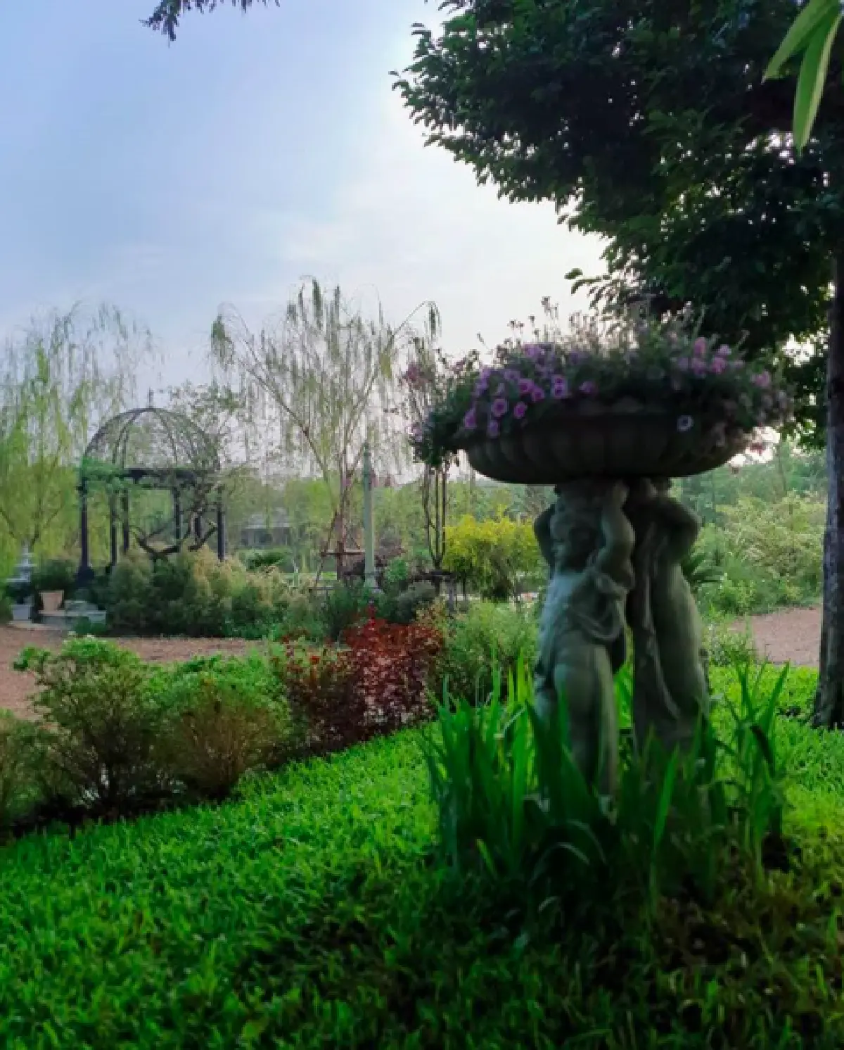 ส่องบ้านสุดหรูหราของ "ป้อม วินิจ" ช่างแต่งหน้าคู่บุญซุปตาร์ บนที่ดิน 4 ไร่  มีสวนสไตล์อังกฤษ