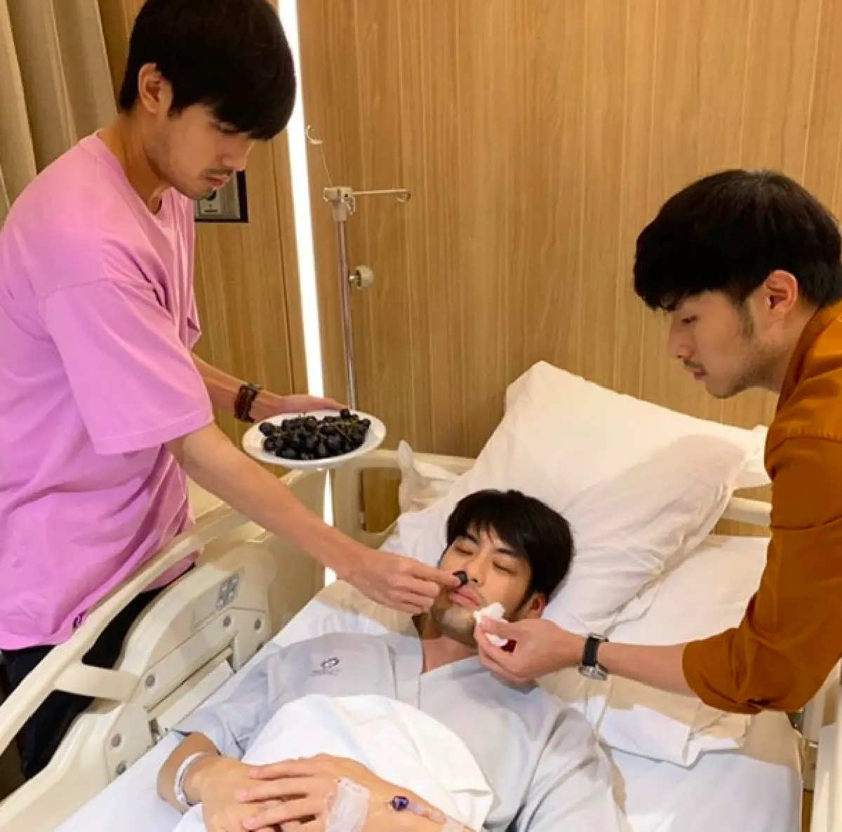 “บอย ปกรณ์” ชูสองนิ้ว! หลังขอคุณหมอผ่าตัดด่วน เพราะถูกแมลงกินเนื้อที่ญี่ปุ่นกัด