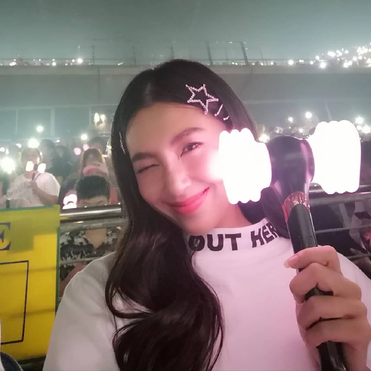 แค่นี้ก็ฟินแล้ว! “เบลล่า” กรี๊ดหนักมาก "ลิซ่า BLACKPINK” เข็นรถเข็นที่มีหน้าตนเอง