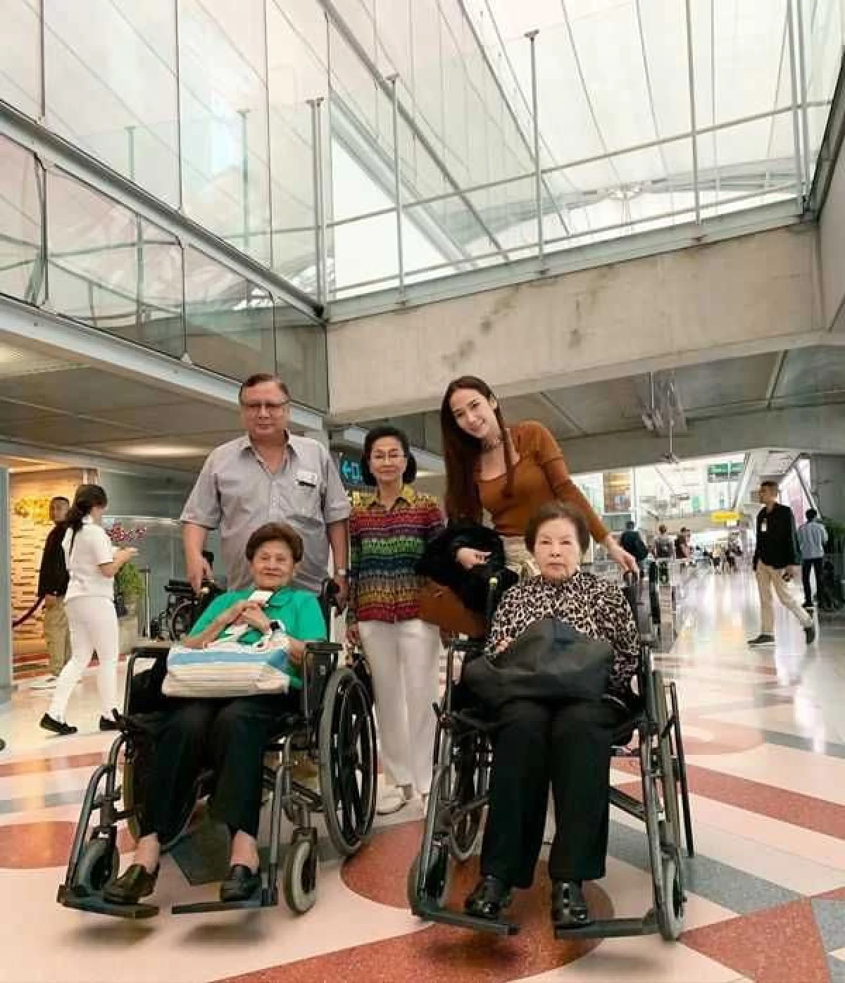 ขนาดปวดขายังเป๊ะ! "อั้ม พัชราภา” พาครอบครัวเที่ยวเชียงใหม่ รับอากาศเย็นๆ