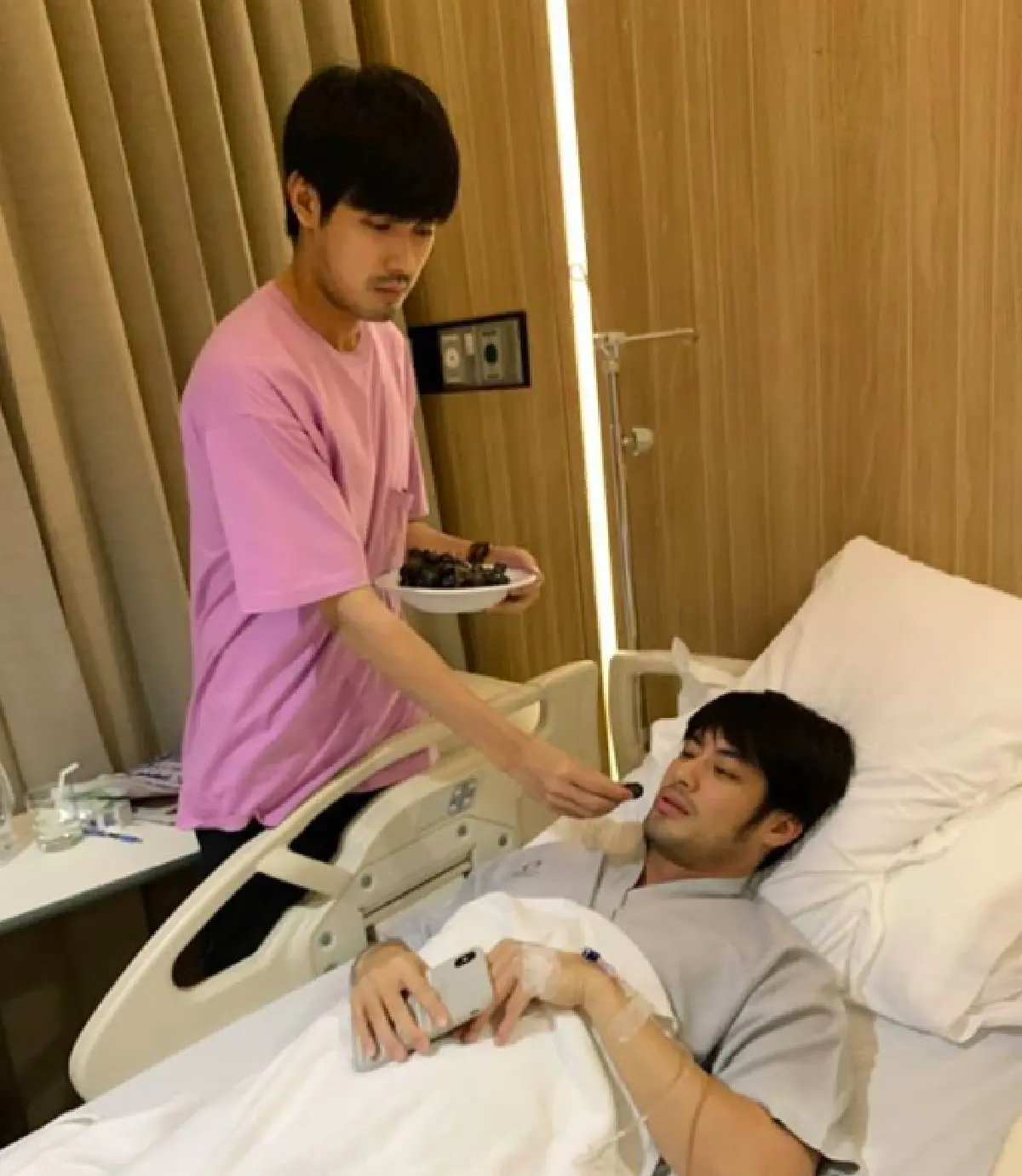 “บอย ปกรณ์” ชูสองนิ้ว! หลังขอคุณหมอผ่าตัดด่วน เพราะถูกแมลงกินเนื้อที่ญี่ปุ่นกัด