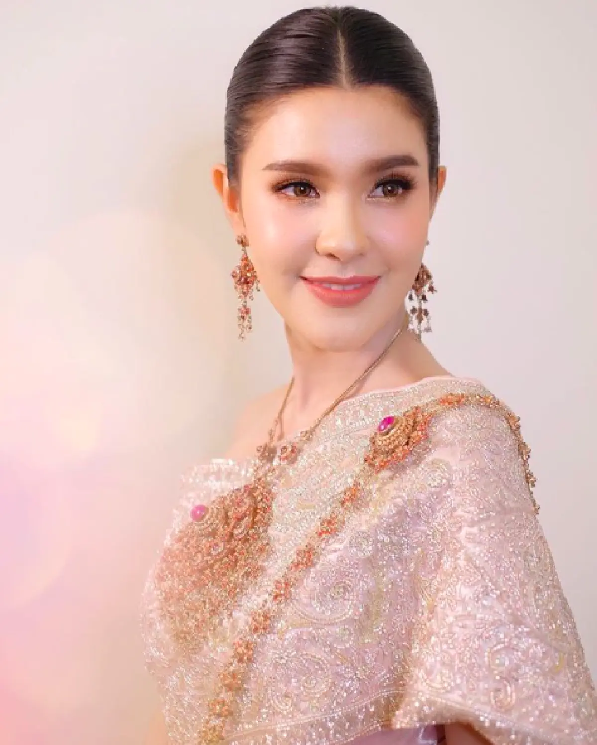 "เปา-เอิร์ธ" แต่งแล้ว! จูงมือเข้าพิธีวิวาห์แบบไทยสุดอุบอุ่น ที่บ้านเจ้าสาว สุพรรณบุรี