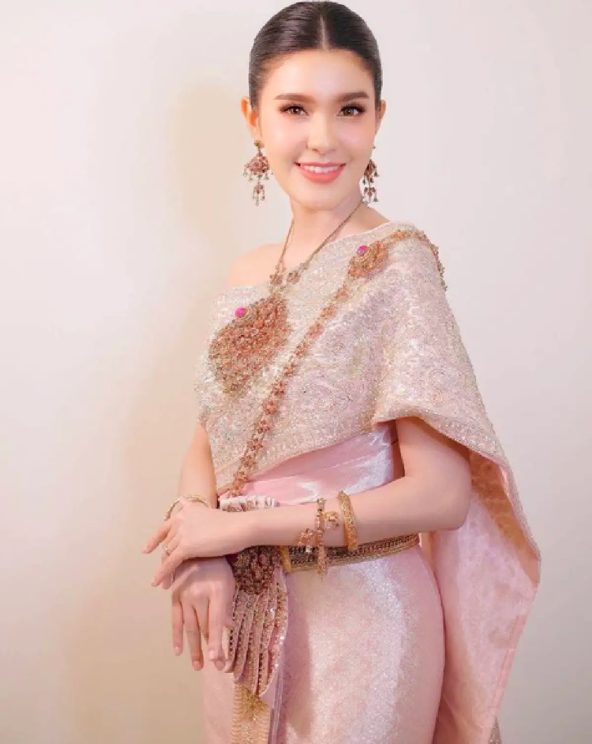 "เปา-เอิร์ธ" แต่งแล้ว! จูงมือเข้าพิธีวิวาห์แบบไทยสุดอุบอุ่น ที่บ้านเจ้าสาว สุพรรณบุรี