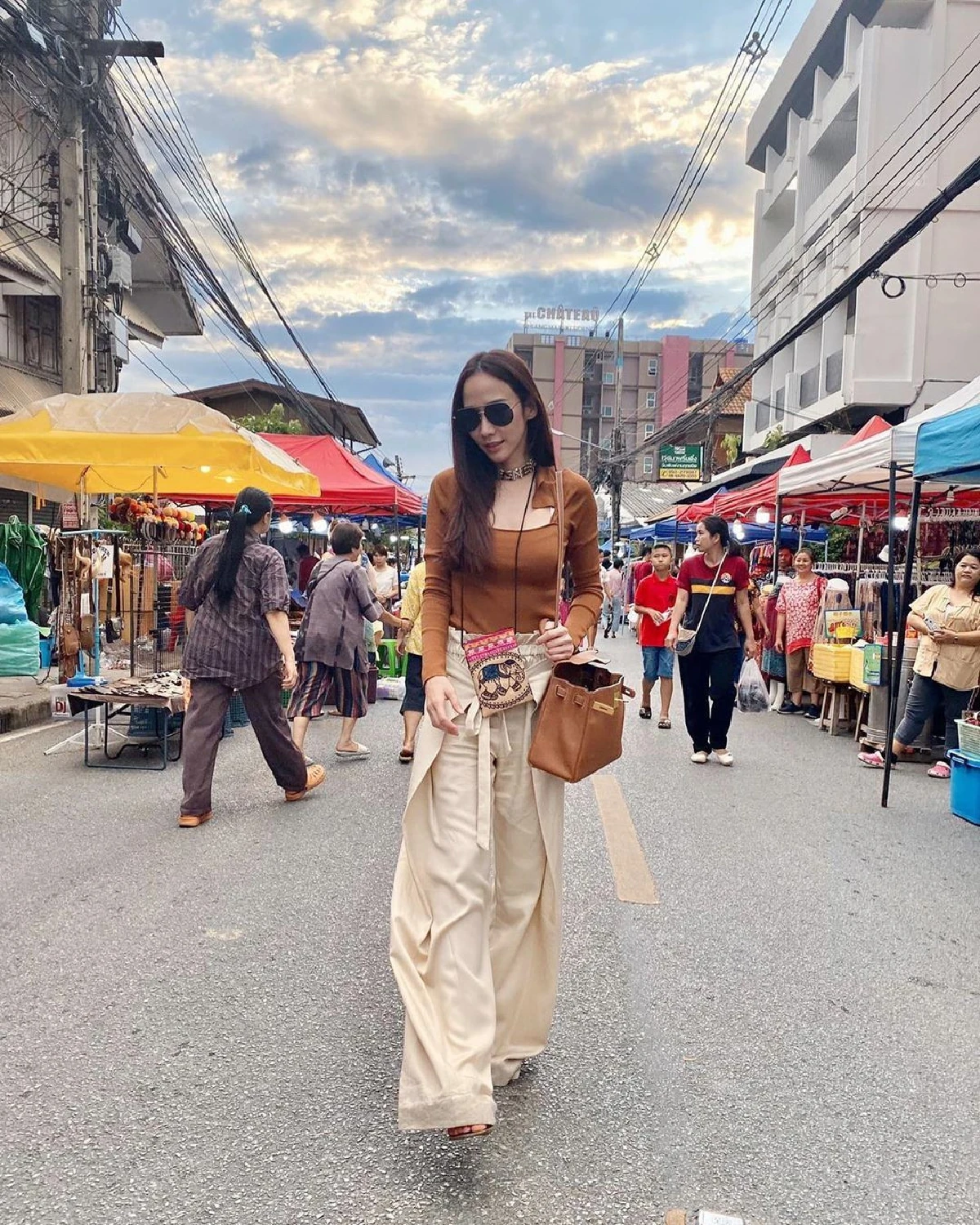 ขนาดปวดขายังเป๊ะ! "อั้ม พัชราภา” พาครอบครัวเที่ยวเชียงใหม่ รับอากาศเย็นๆ