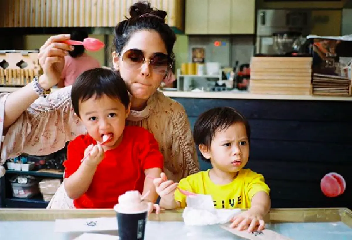 “น้องสายฟ้า-น้องพายุ” แท็กทีม “แม่ชม” ฟอร์มวงดนตรีเล่นกันอย่างสนุกสนาน