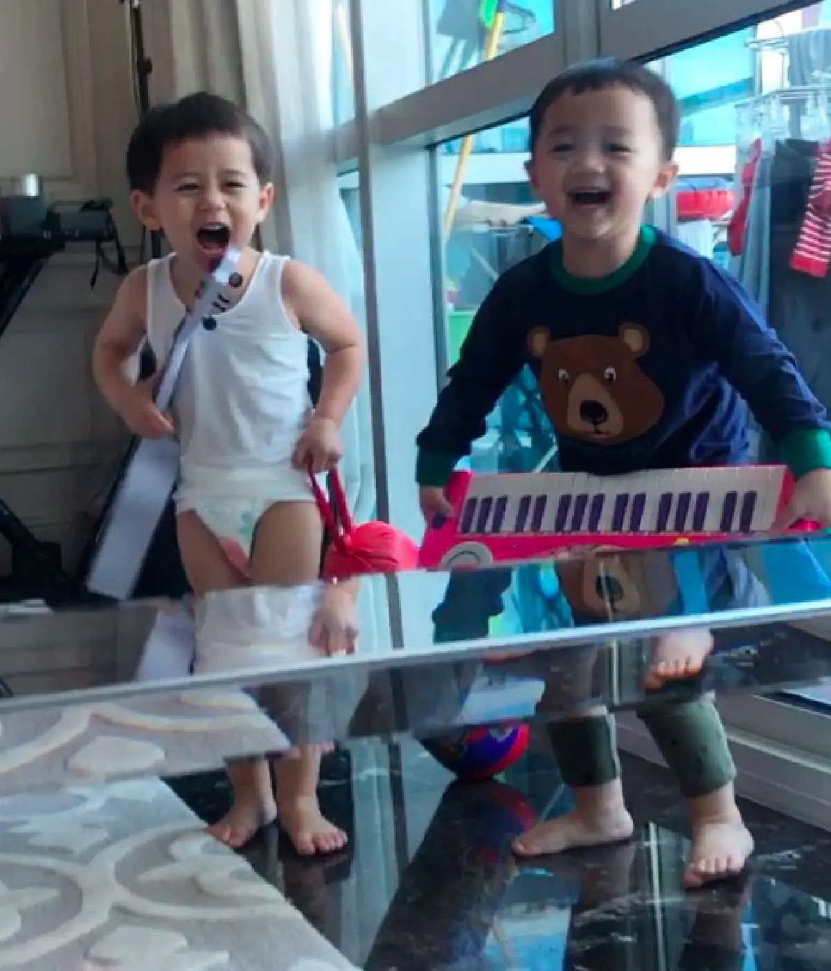 “น้องสายฟ้า-น้องพายุ” แท็กทีม “แม่ชม” ฟอร์มวงดนตรีเล่นกันอย่างสนุกสนาน