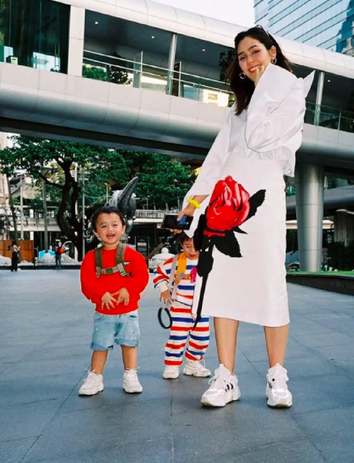 “น้องสายฟ้า-น้องพายุ” แท็กทีม “แม่ชม” ฟอร์มวงดนตรีเล่นกันอย่างสนุกสนาน