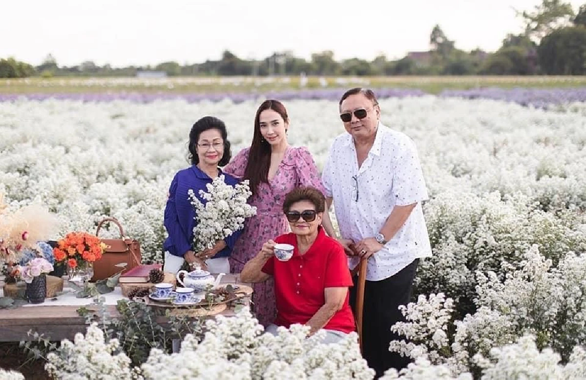 ทริปพิเศษ "อั้ม พัชราภา” ควงแขน "ไฮโซพก” เที่ยวฟาร์มดอกไม้สุดโรแมนติก ที่เชียงใหม่