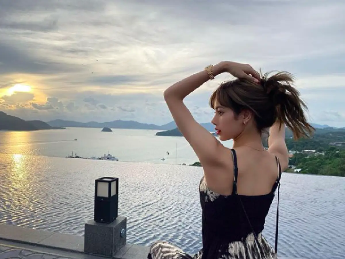 "ลิซ่า BLACKPINK” แจกความสดใส กับโมเมนต์สุดชิลเที่ยวทะเลภูเก็ต