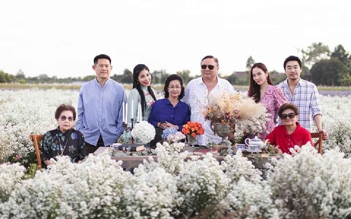 ทริปพิเศษ "อั้ม พัชราภา” ควงแขน "ไฮโซพก” เที่ยวฟาร์มดอกไม้สุดโรแมนติก ที่เชียงใหม่