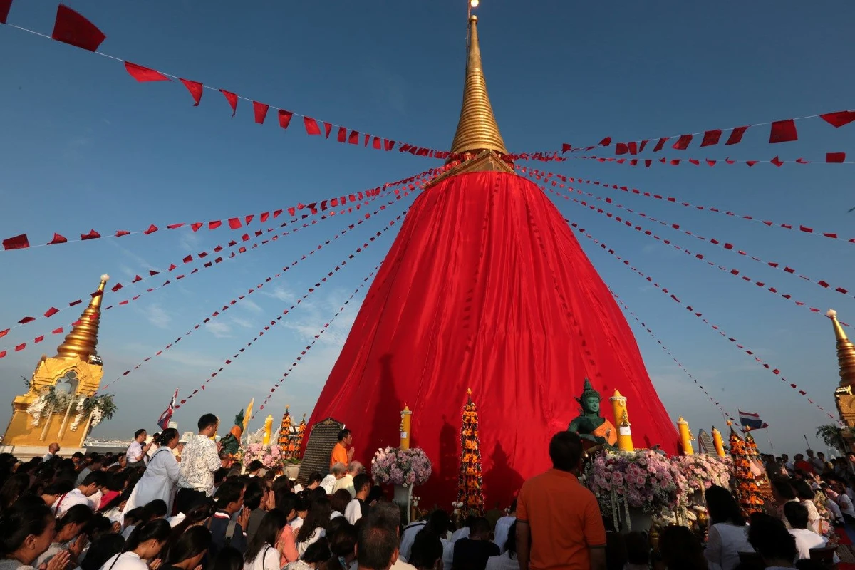 เริ่มแล้ว!งานห่มผ้าแดงภูเขาทองย้อนยุคดูสาวน้อยตกน้ำอันลือลั่น