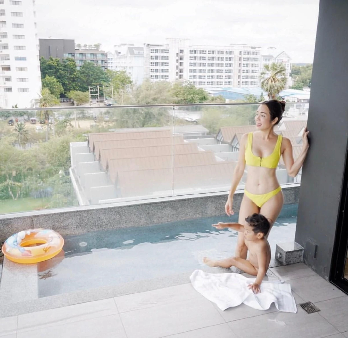 ขายาวยืนหนึ่ง! "อ๋อม สกาวใจ” ออร่าผ่องสะท้อนแสงมาก ในชุดว่ายน้ำสุดเป๊ะ