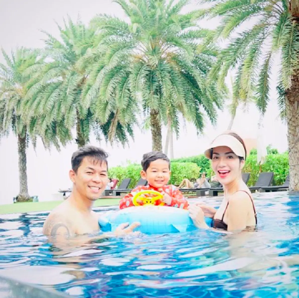 ขายาวยืนหนึ่ง! "อ๋อม สกาวใจ” ออร่าผ่องสะท้อนแสงมาก ในชุดว่ายน้ำสุดเป๊ะ