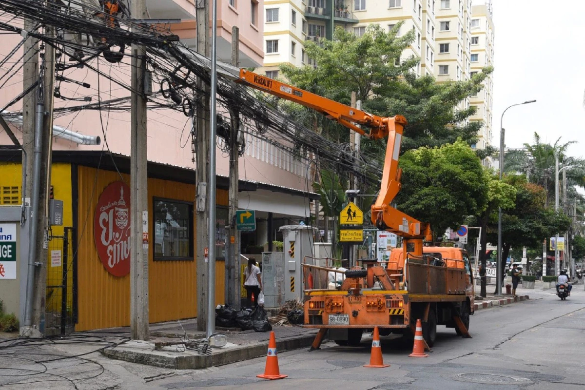 MEA ระดมทีมรื้อถอนสายไฟฟ้าย่านสาธุประดิษฐ์ หลังนำสายไฟฟ้าลงใต้ดินโครงการนนทรีสำเร็จ