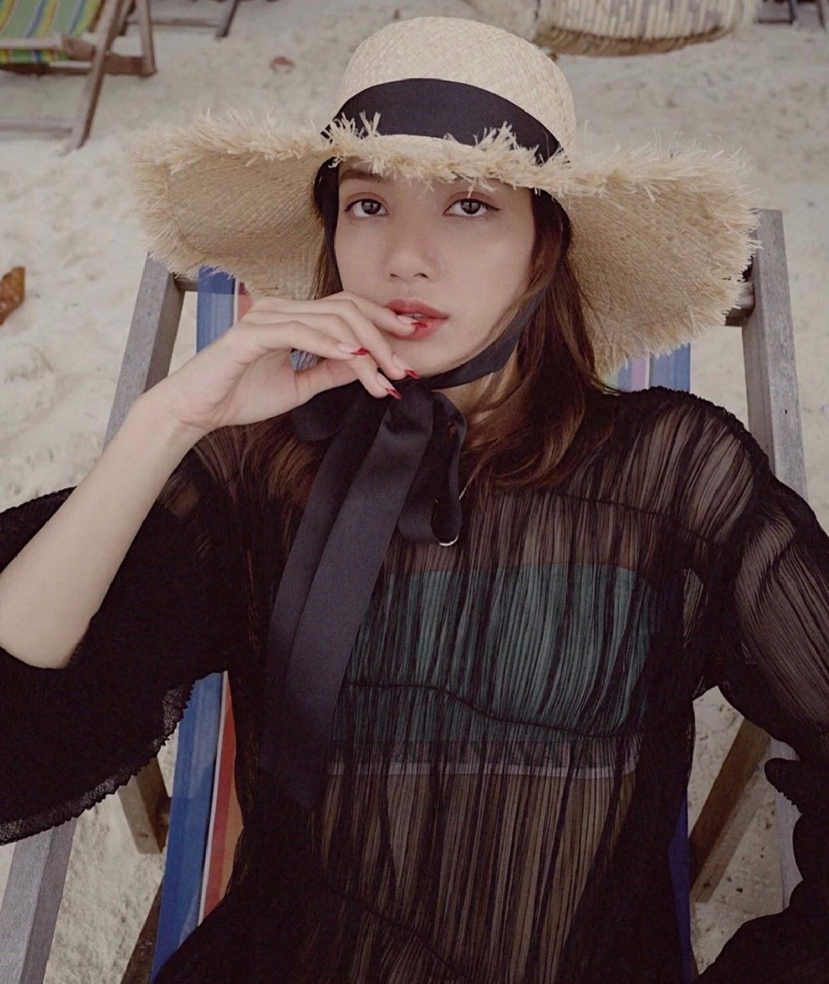 แซ่บอีกเซ็ต! ลิซ่า BLACKPINK ในชุดซีทรูสีดำโพสชิลๆ ริมหาด