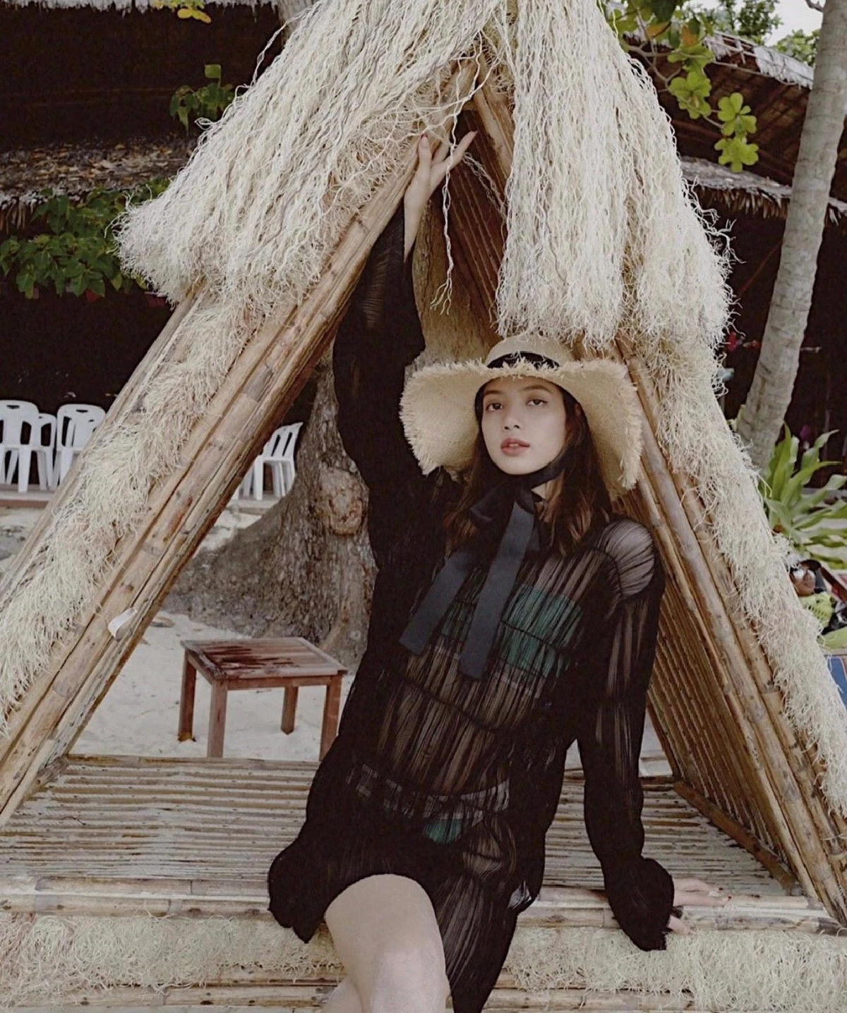 แซ่บอีกเซ็ต! ลิซ่า BLACKPINK ในชุดซีทรูสีดำโพสชิลๆ ริมหาด