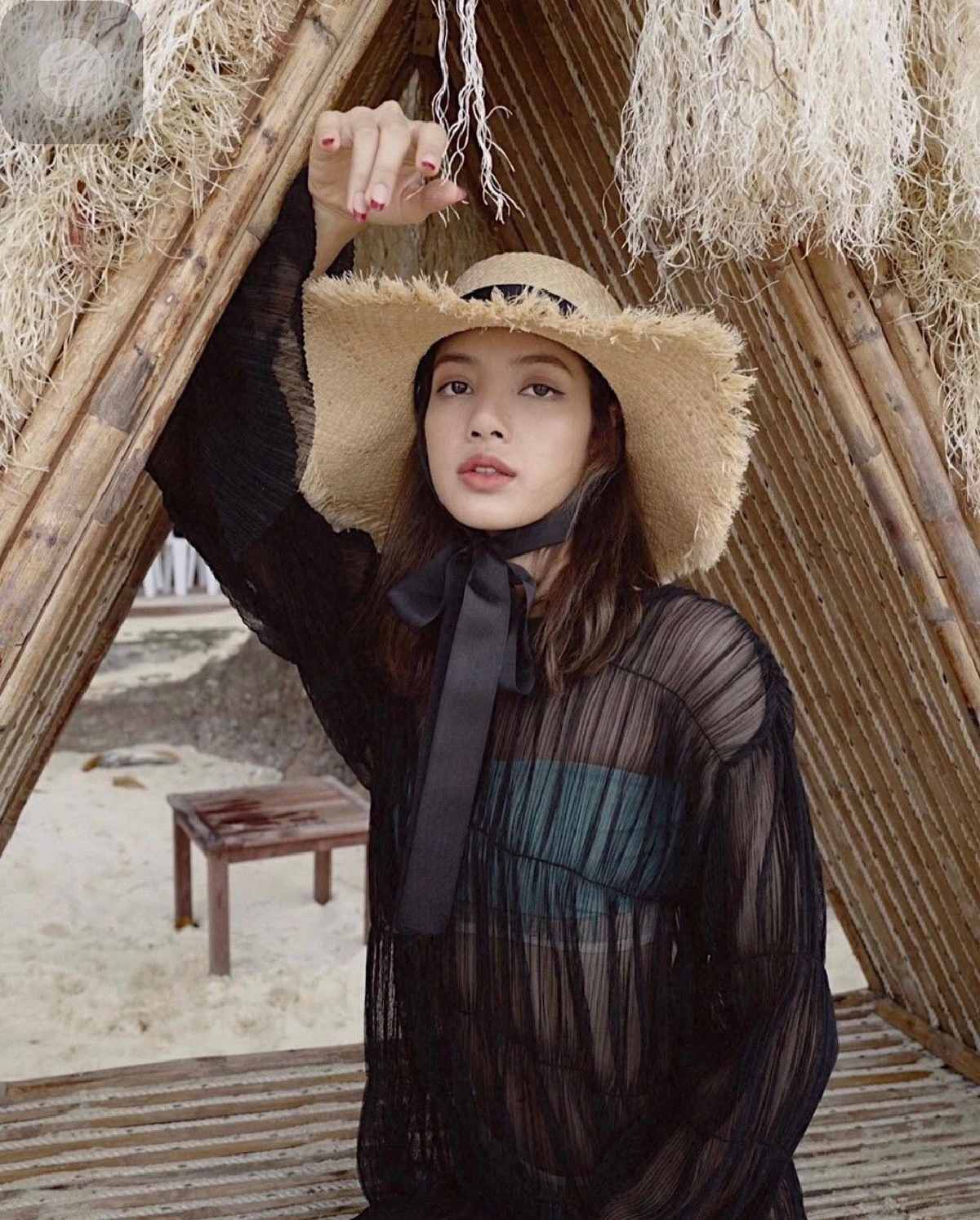 แซ่บอีกเซ็ต! ลิซ่า BLACKPINK ในชุดซีทรูสีดำโพสชิลๆ ริมหาด