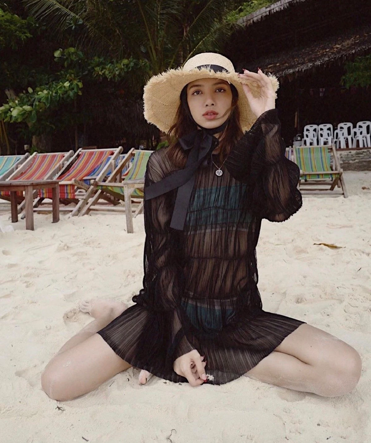 แซ่บอีกเซ็ต! ลิซ่า BLACKPINK ในชุดซีทรูสีดำโพสชิลๆ ริมหาด