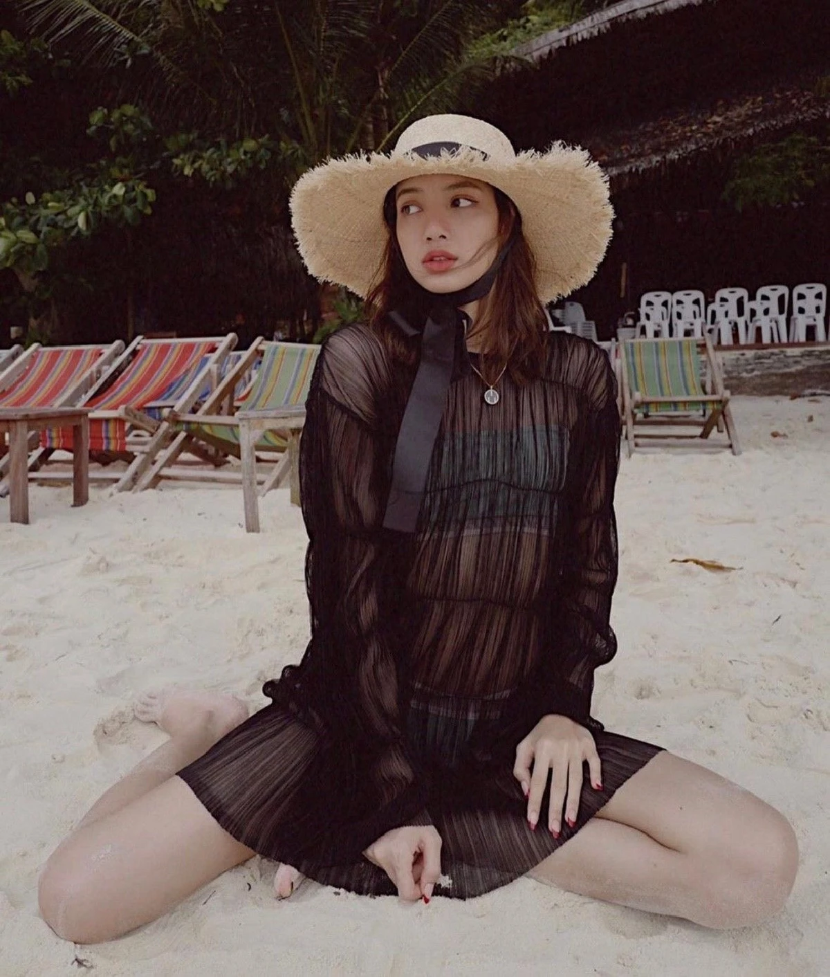 แซ่บอีกเซ็ต! ลิซ่า BLACKPINK ในชุดซีทรูสีดำโพสชิลๆ ริมหาด